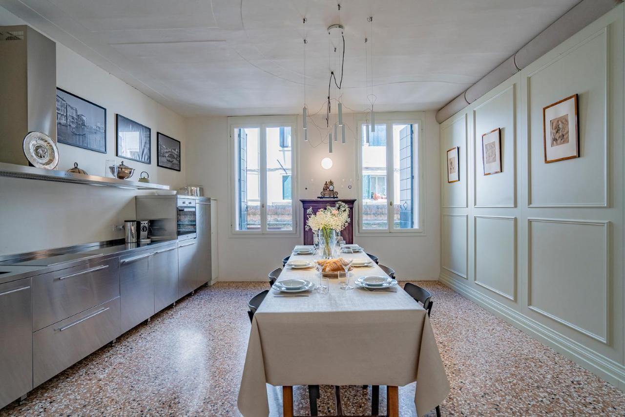 Sartor With Canal View And Private Court Apartment