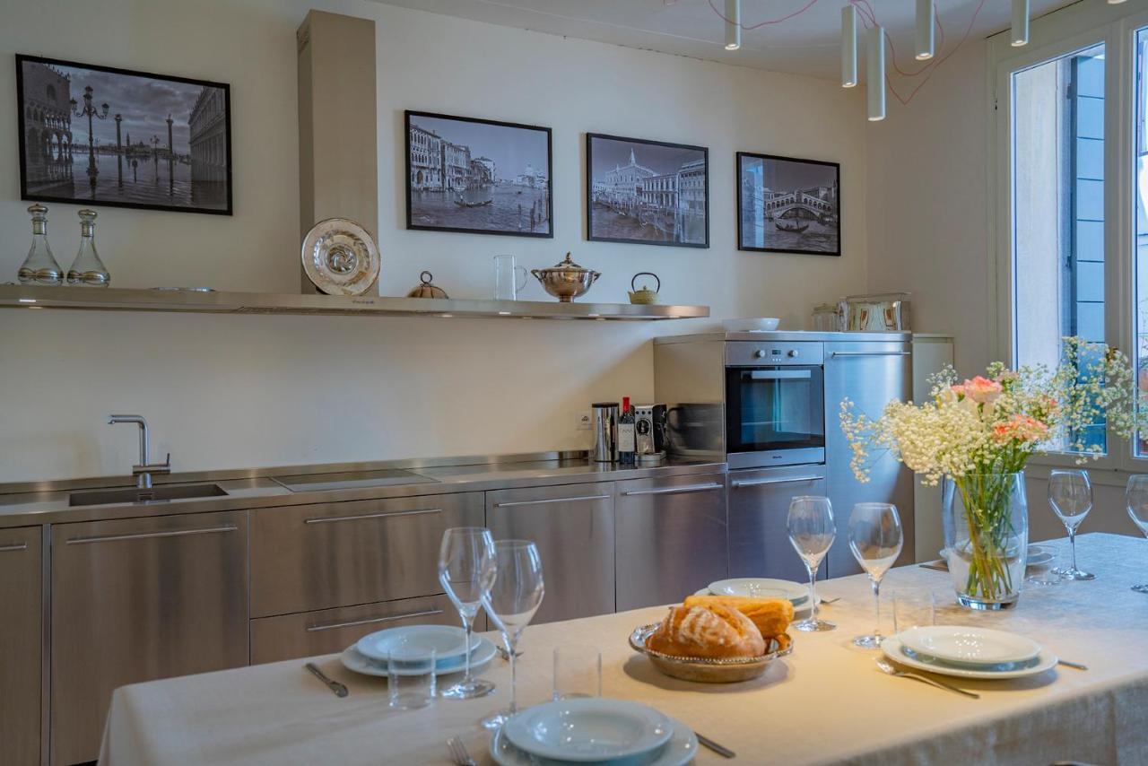 Sartor With Canal View And Private Court Venice