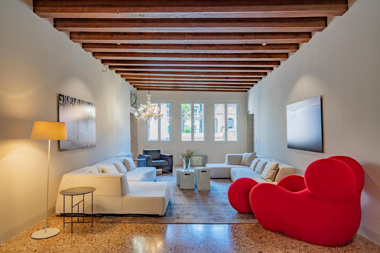 Apartment Sartor With Canal View And Private Court Venice