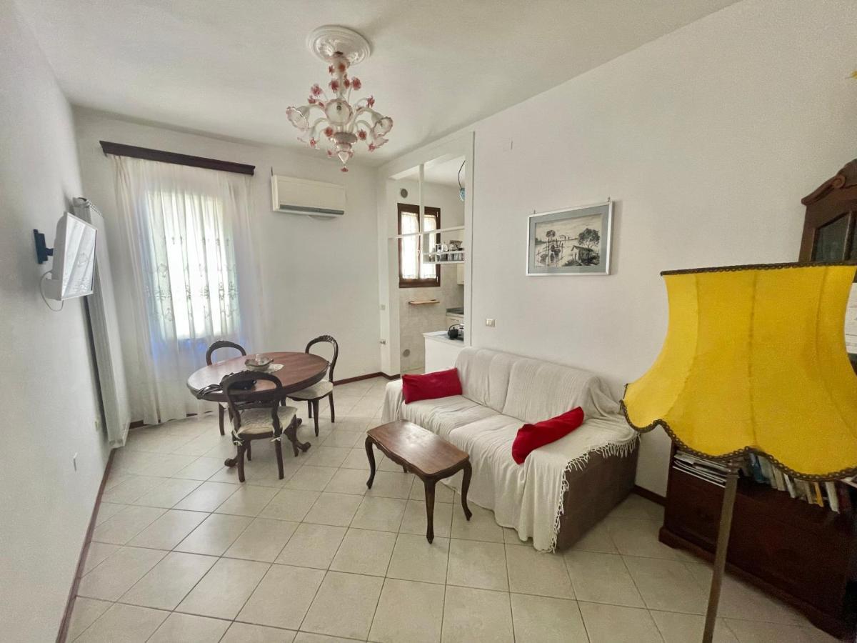 Queen House * Venice