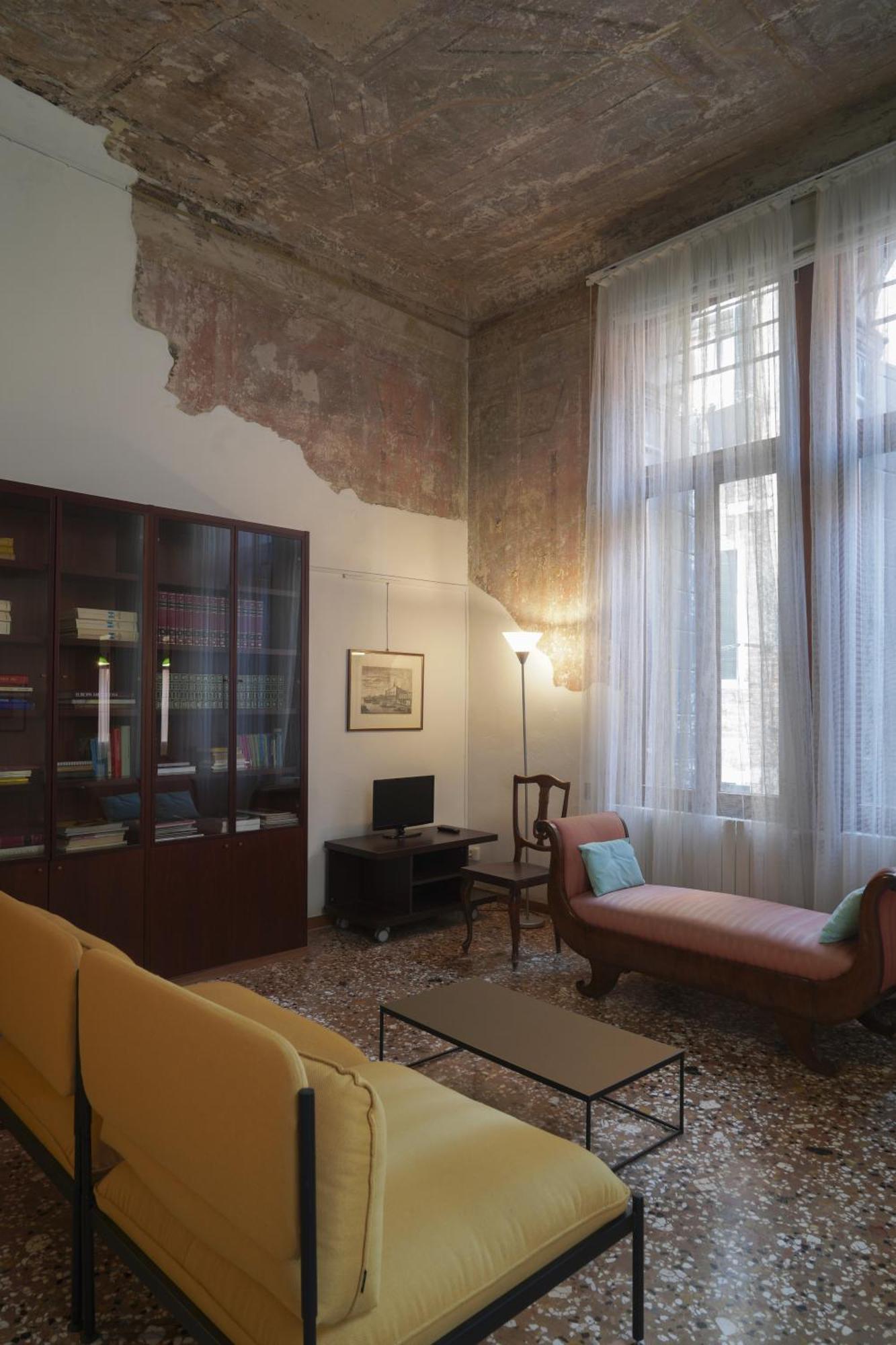Melusina Fresco Historical Center Apartment *