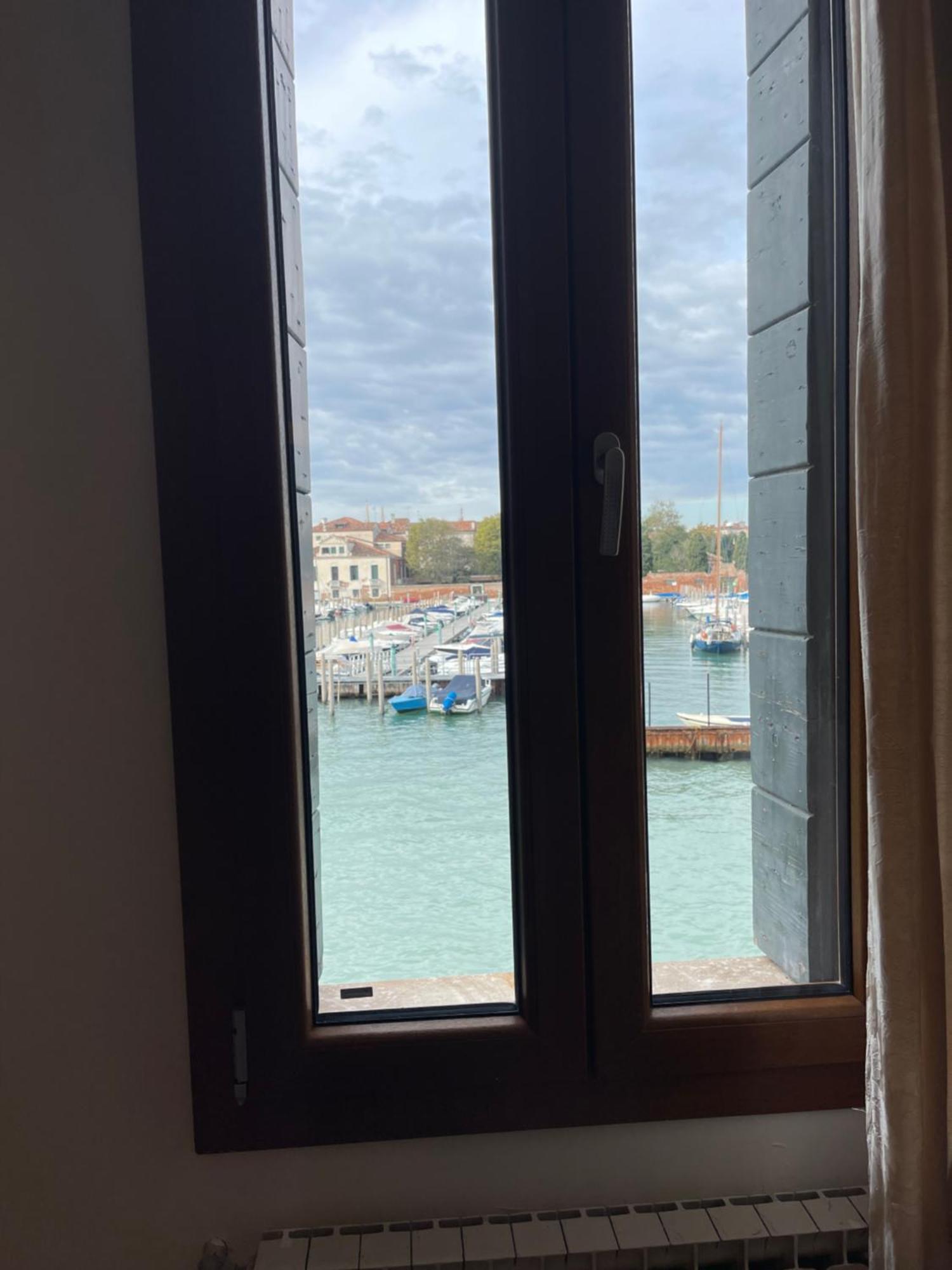 Harry's Canal View Apartment
