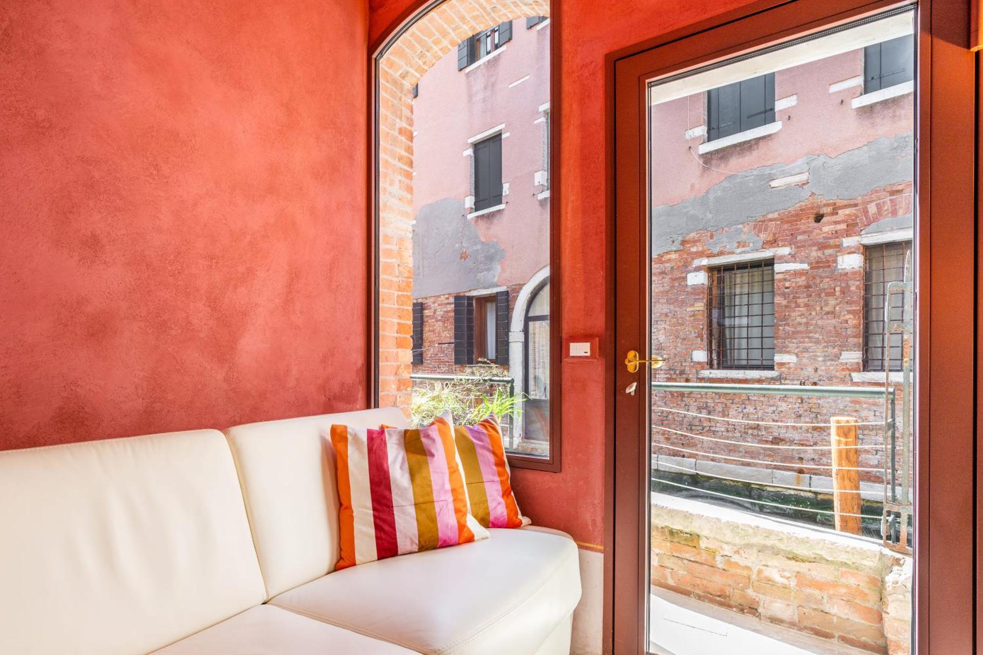 Di Lusso Con Terrazza Sull'acqua