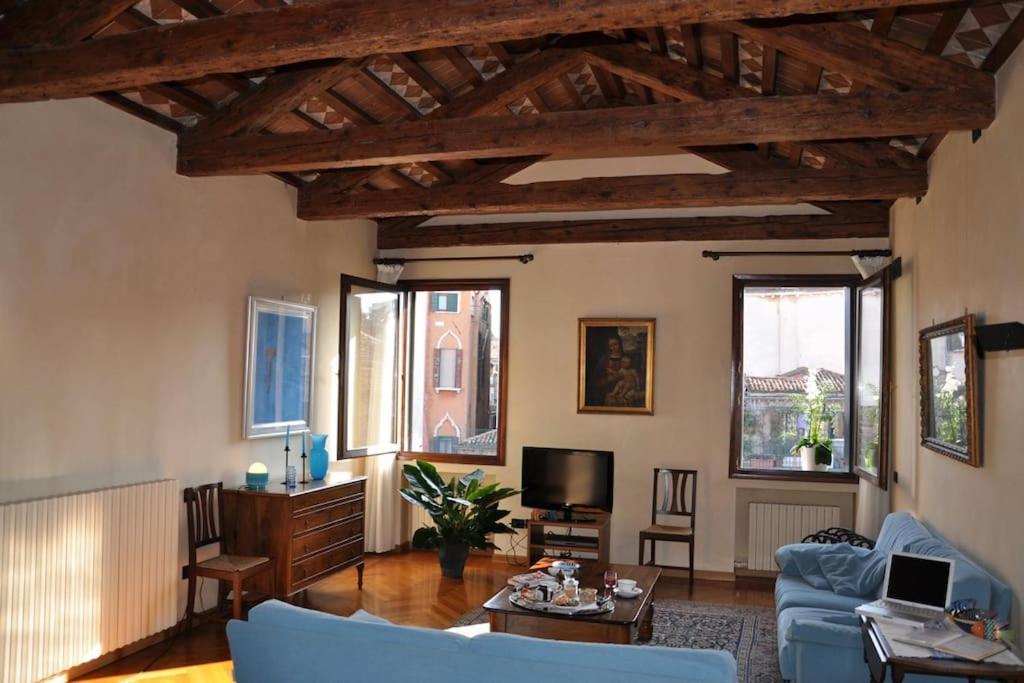 Blue On Canal Apartment