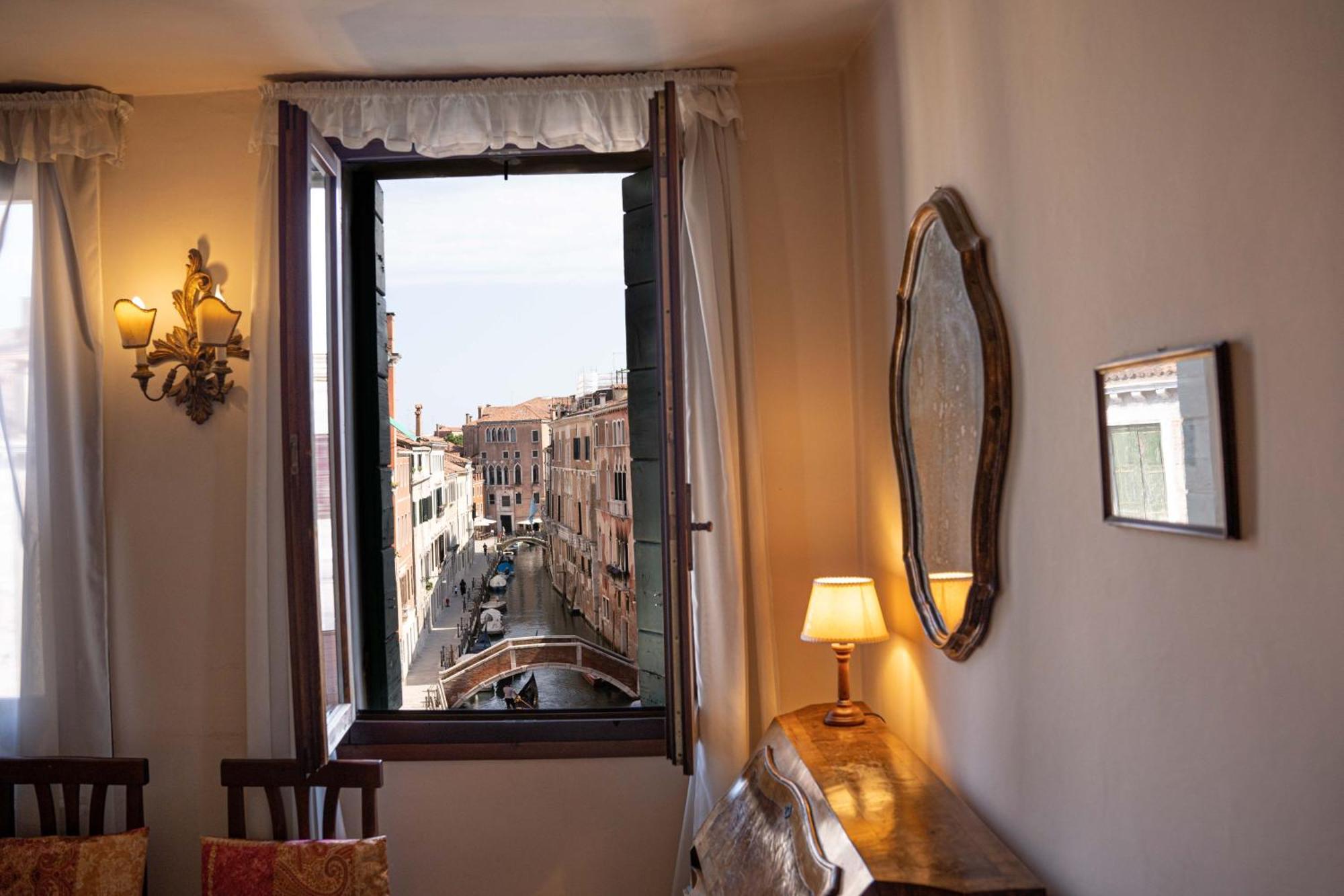 Gorgeous Behind St.mark Square Apartment *