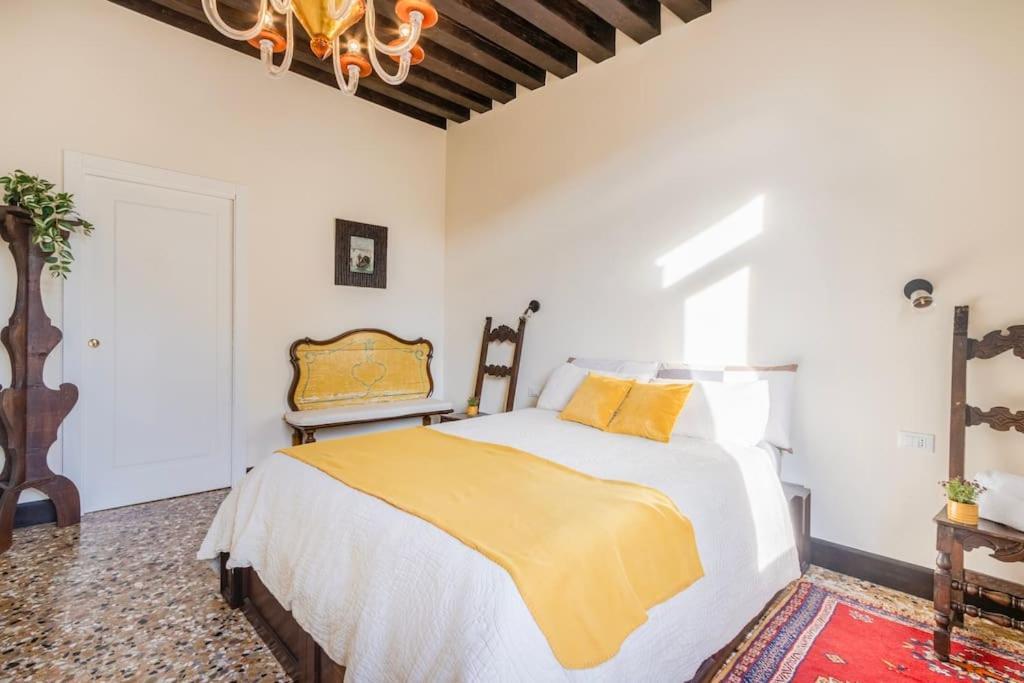 Canal View Luxury Heritage Retreat 2 Bedroom Venice