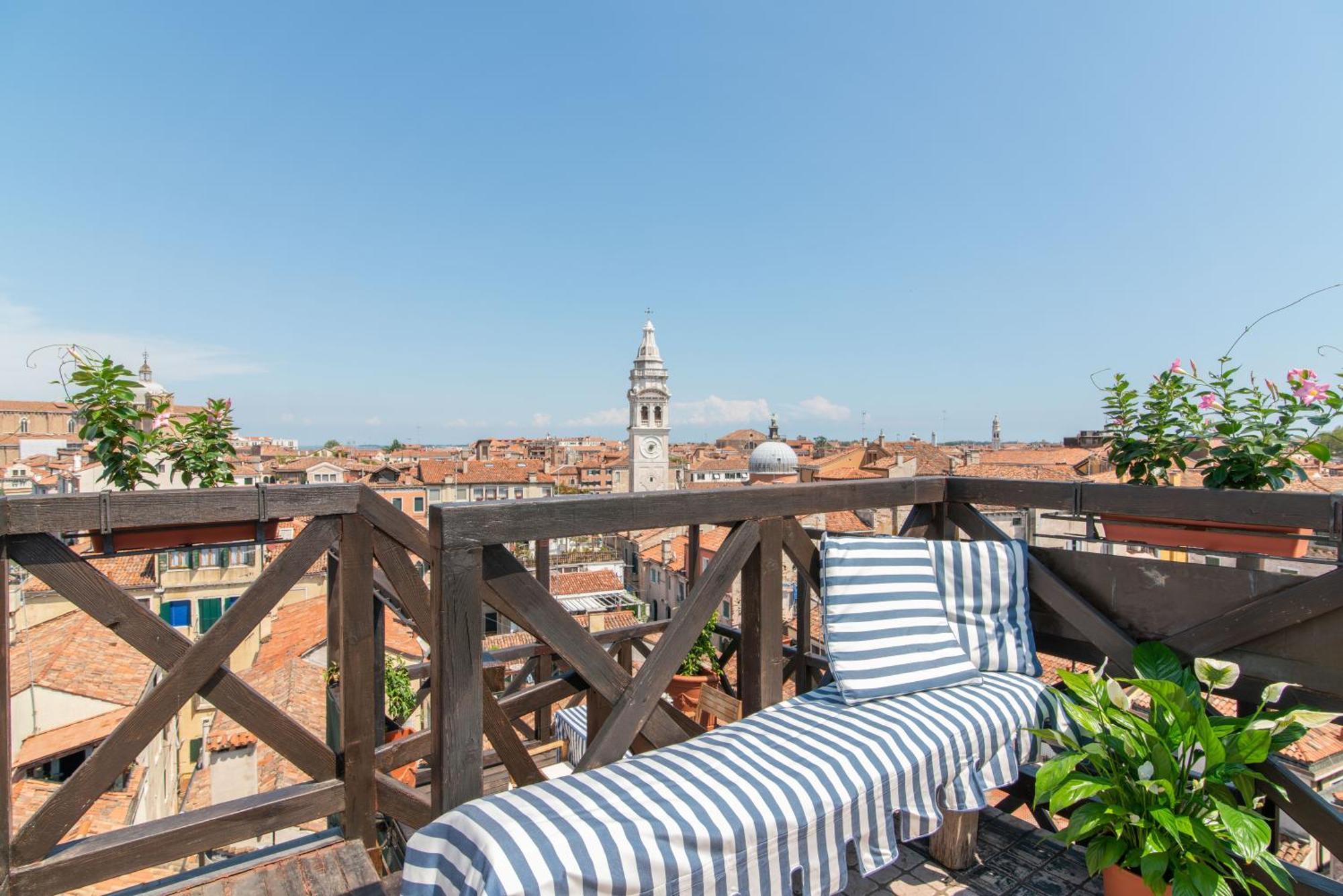 Penthouse With Rooftop Terrace And 360 Views Of - Venice5th Apartment