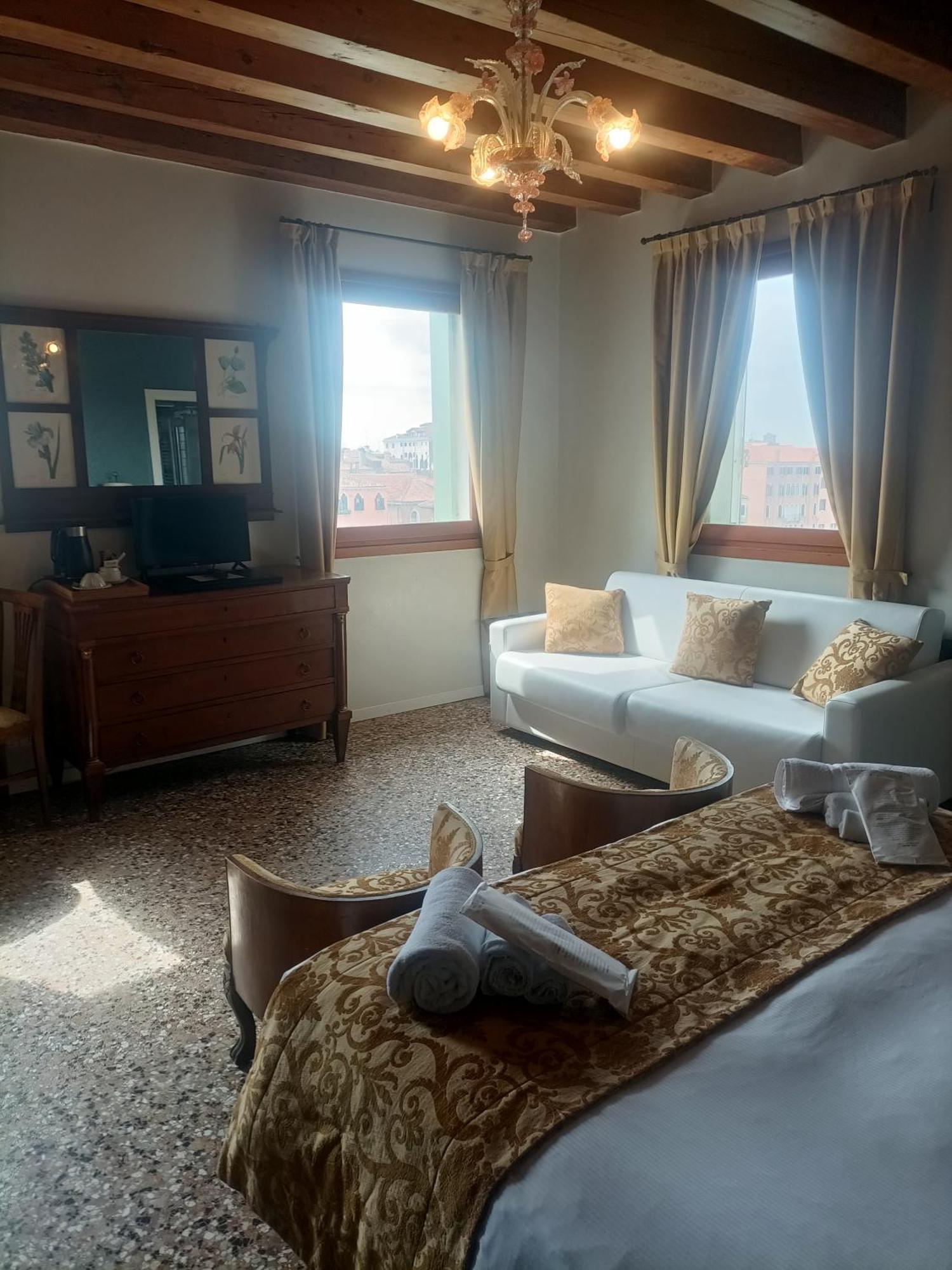 Hotel Ai Santi Apostoli 3*