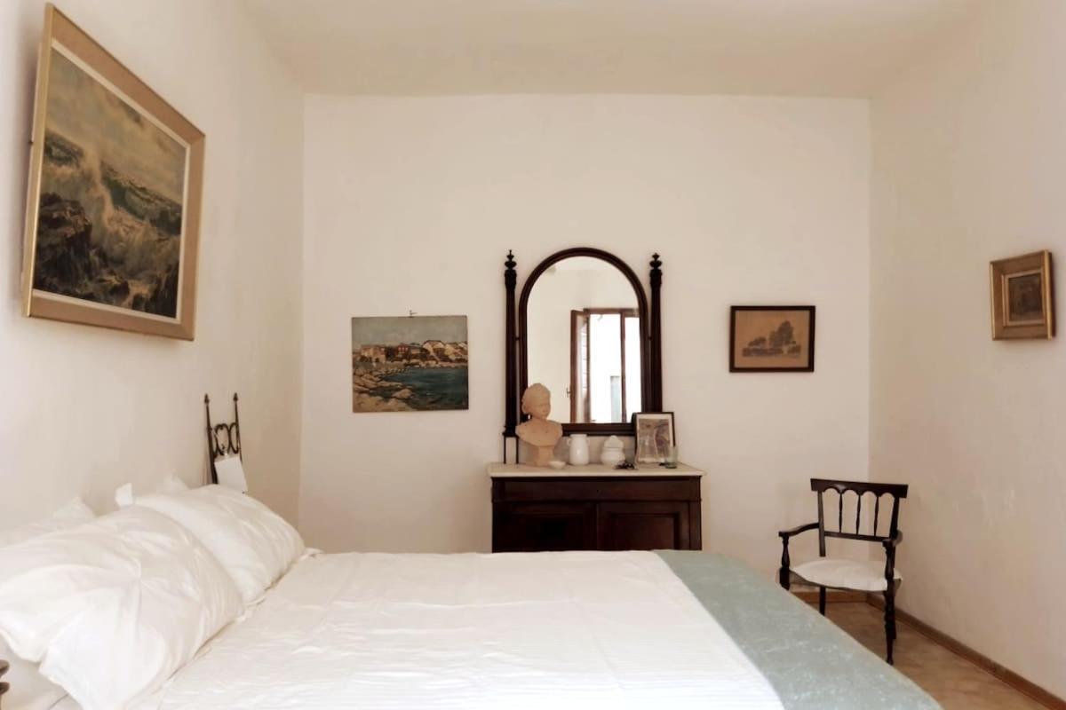 Spacious Artist's On Canal In Center - 100 Square Meters