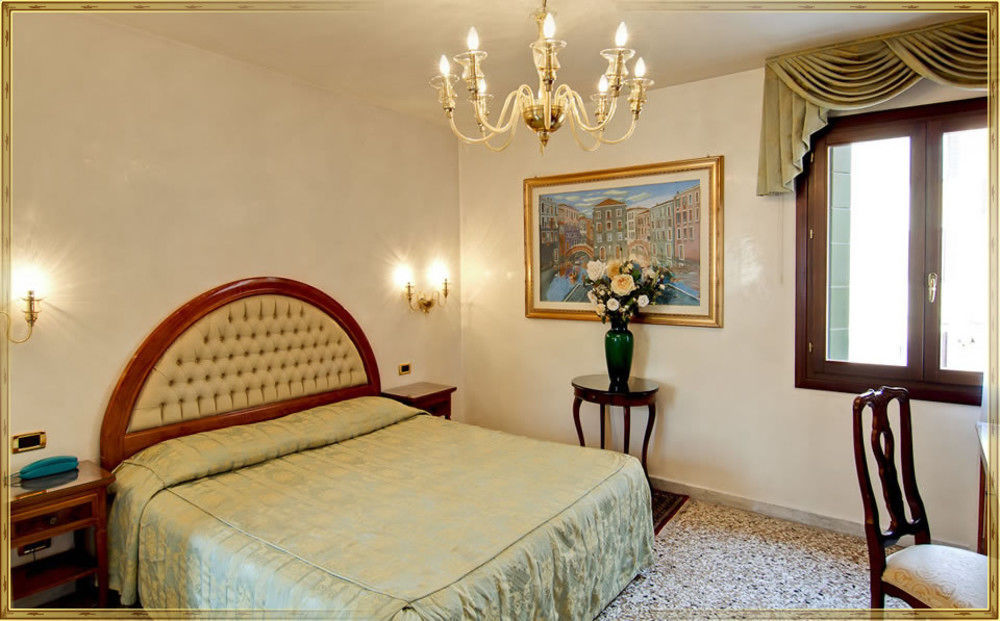 Antica Casa Carettoni Hotel 3*