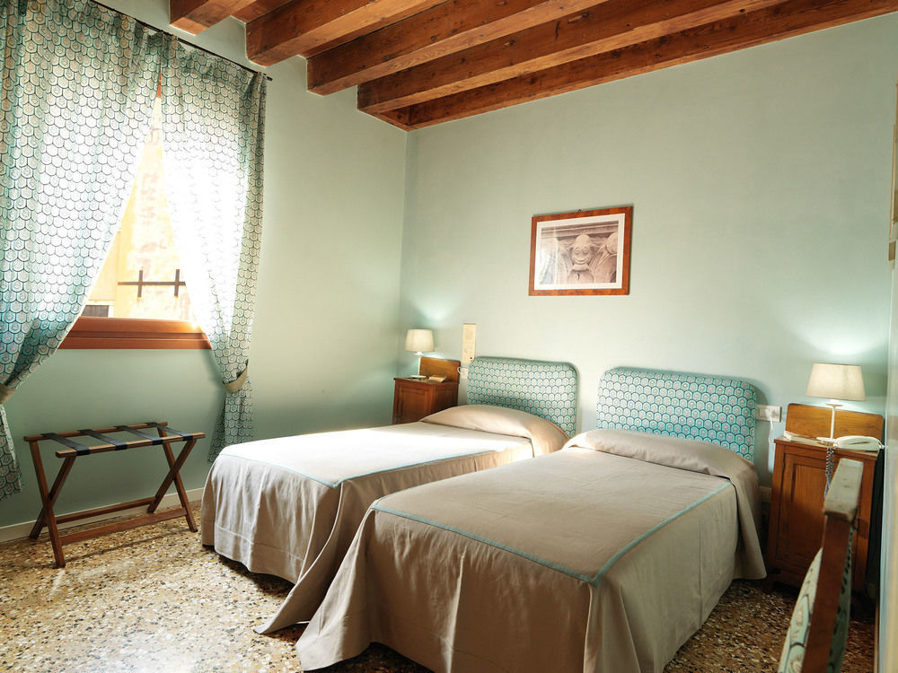 Hotel Ai Santi Apostoli 3*