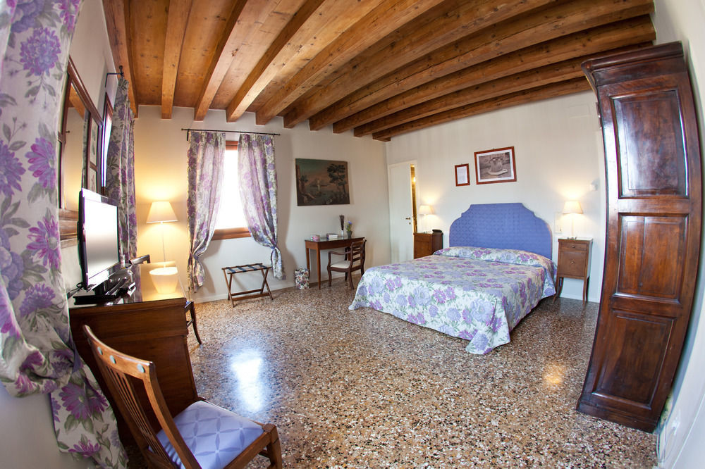 Hotel Ai Santi Apostoli 3*