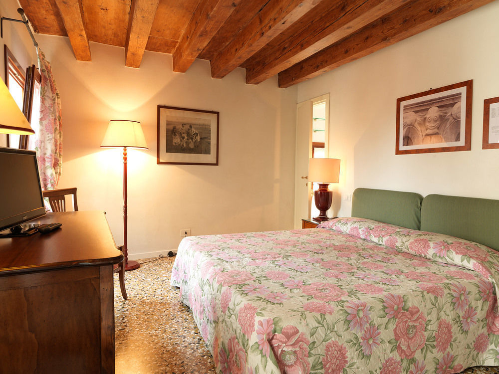 Hotel Ai Santi Apostoli 3*