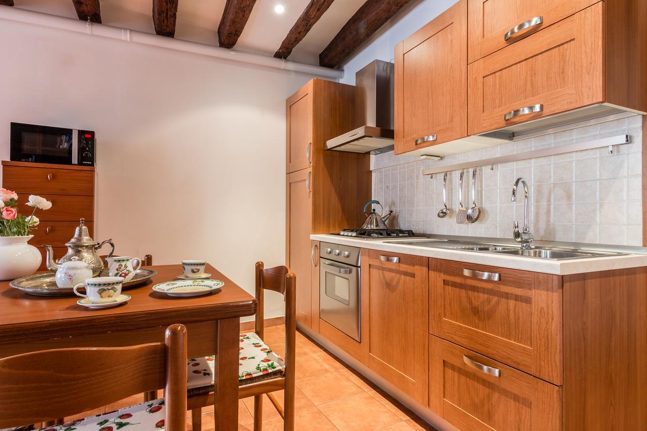 Small Canal View In Boutique * Veneza