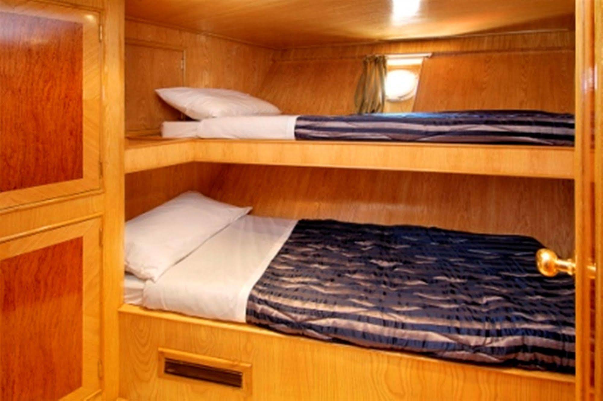 Sarah Cruise Hotel