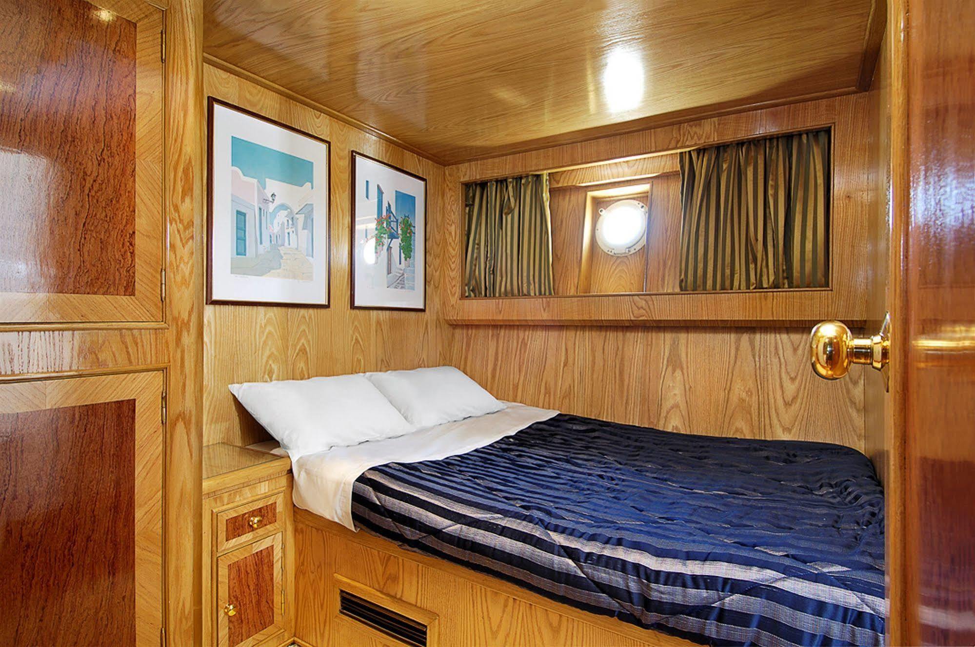 Sarah Cruise Hotel *