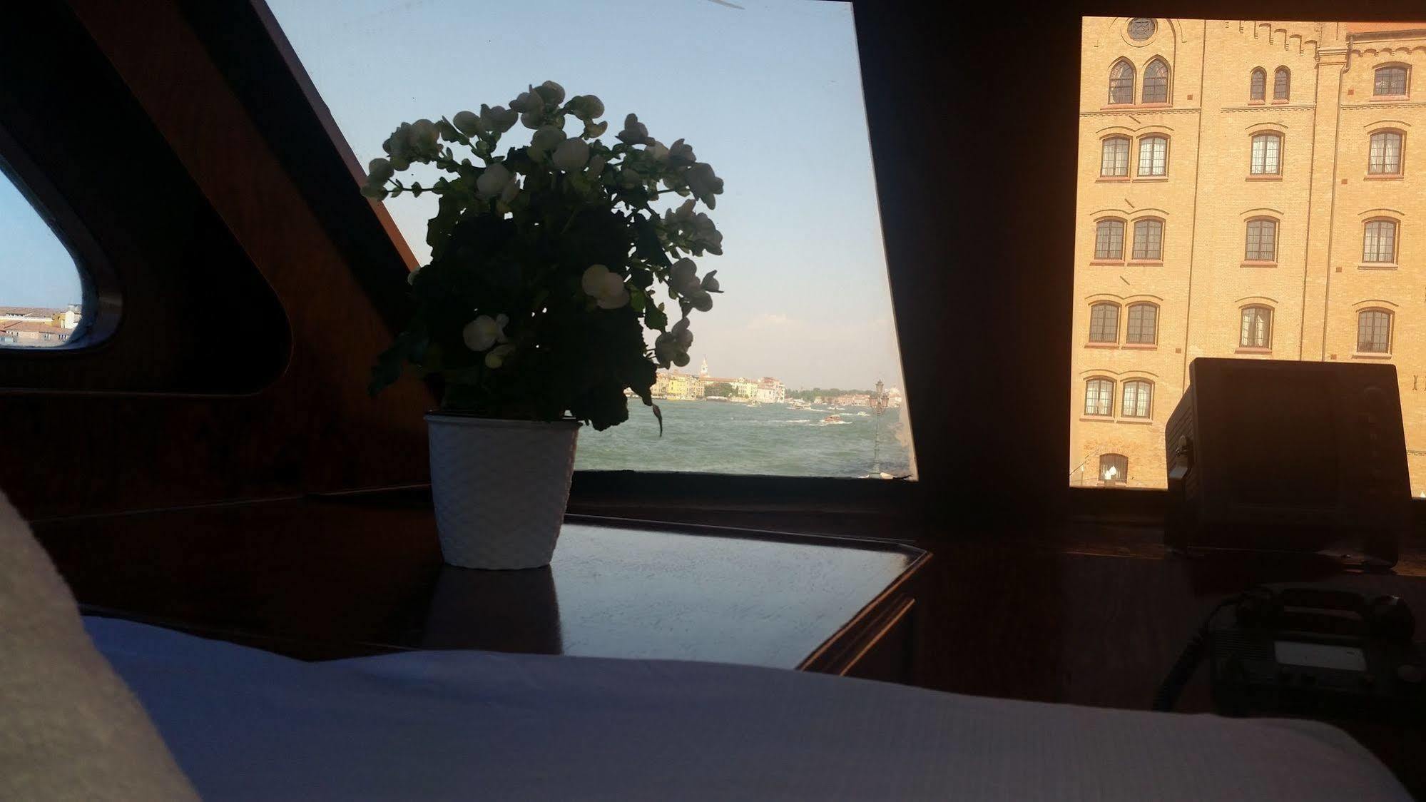 Sarah Cruise Hotel Venice