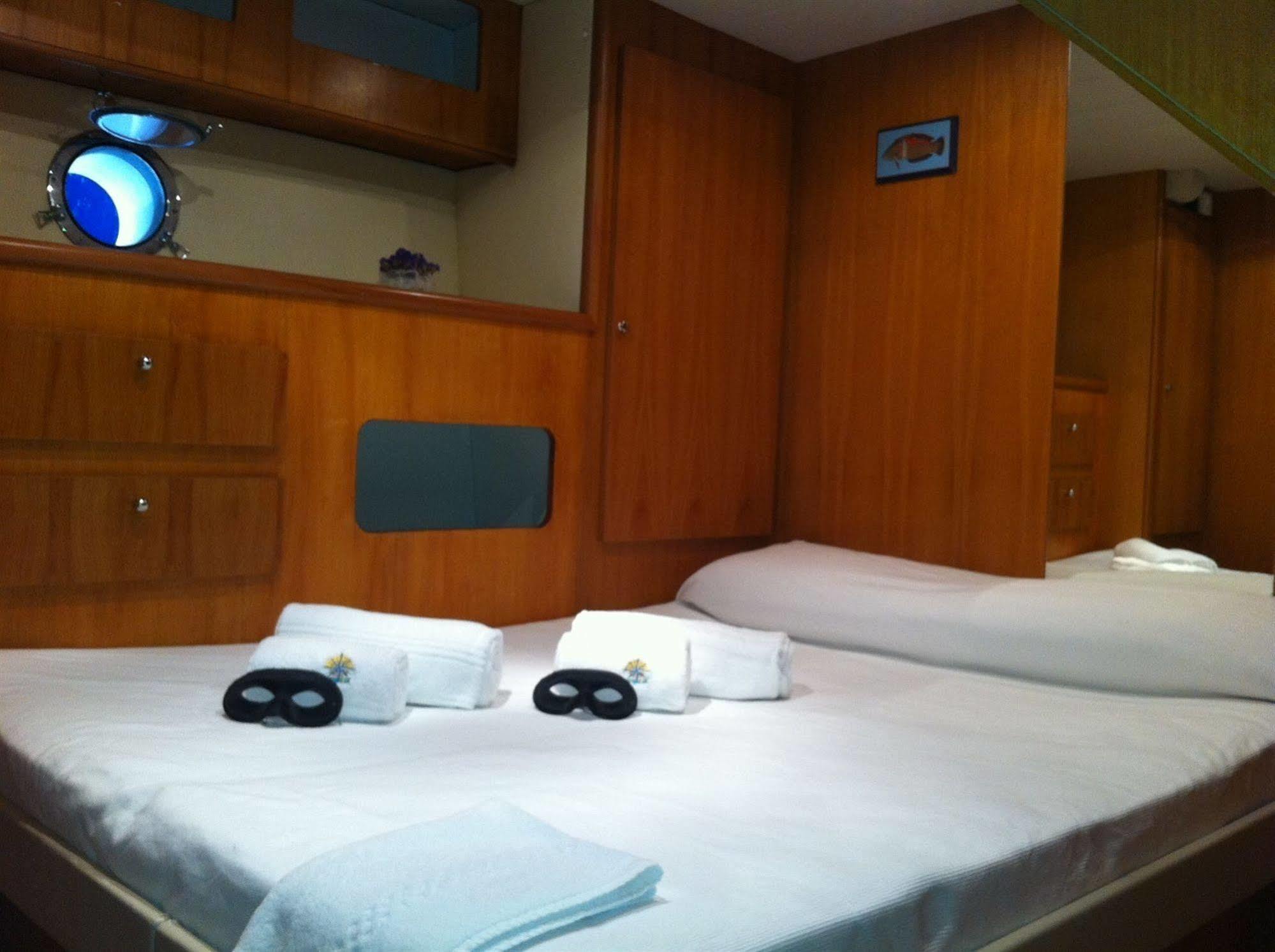 Sarah Cruise Hotel