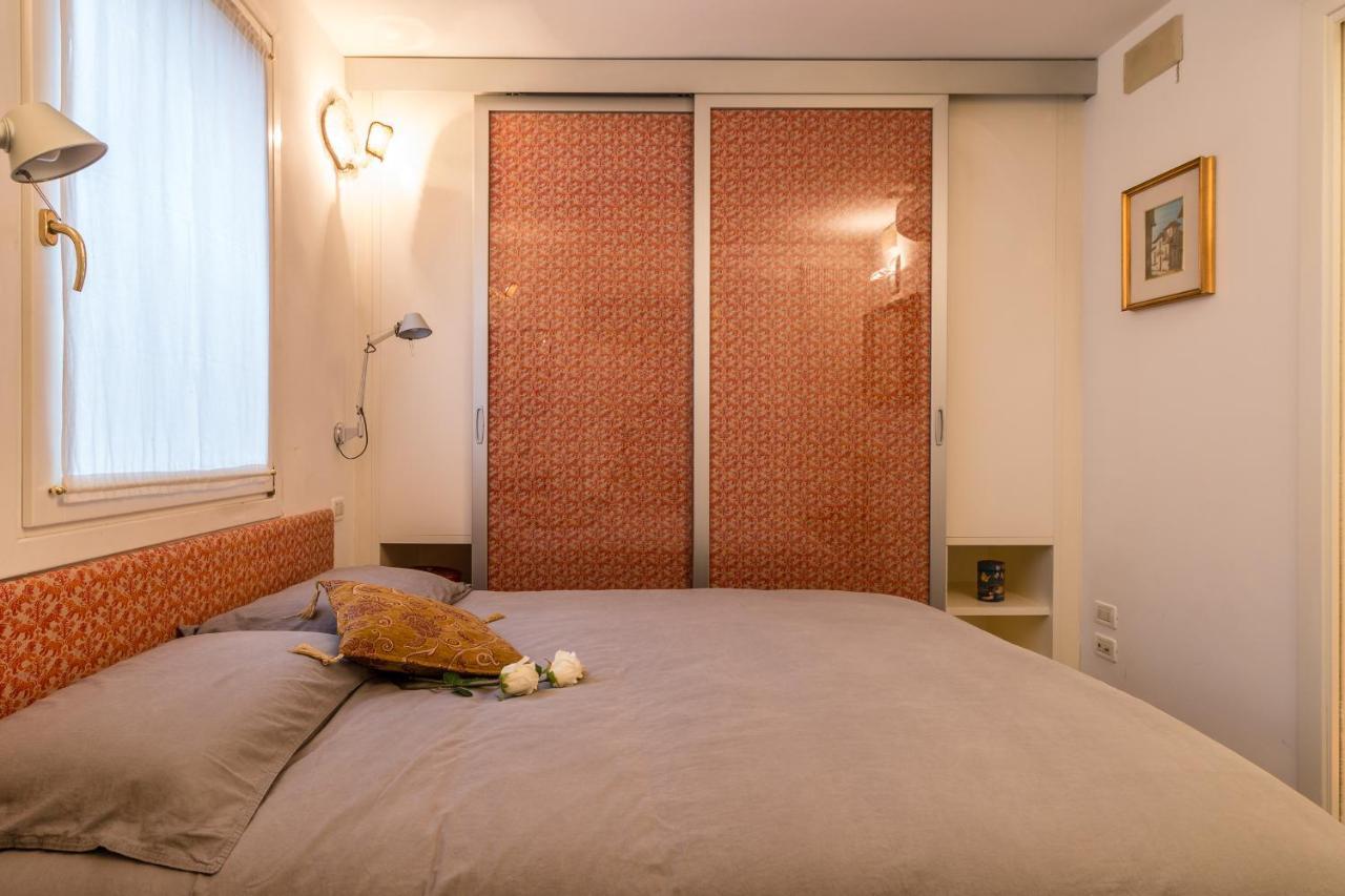 Gold And Red - The Venetian Style With Terrace Apartment Venice
