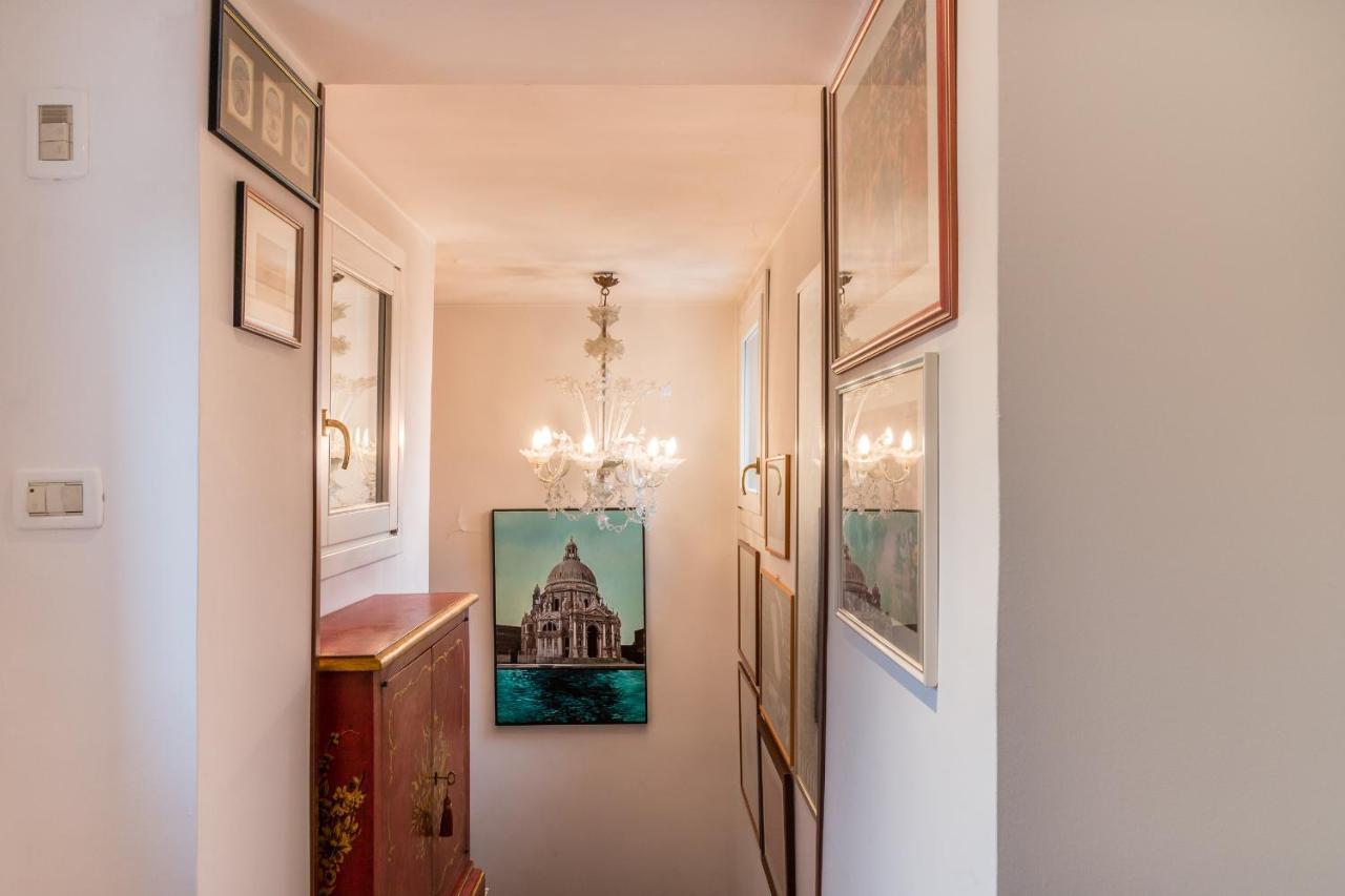 Gold And Red - The Venetian Style With Terrace Apartment *