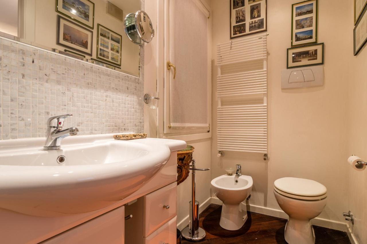 Gold And Red - The Venetian Style With Terrace Apartment