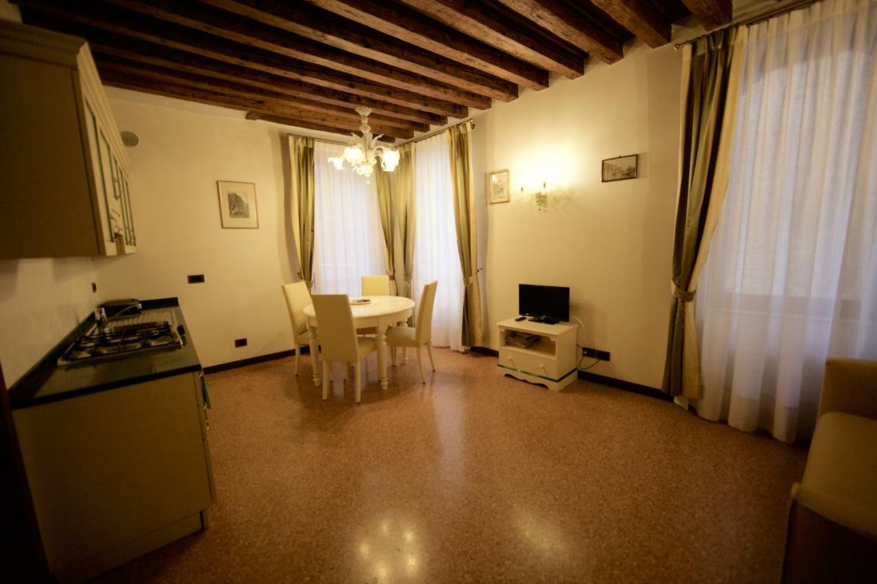 Family Three Minutes From San Marco Square, Apartment Venice