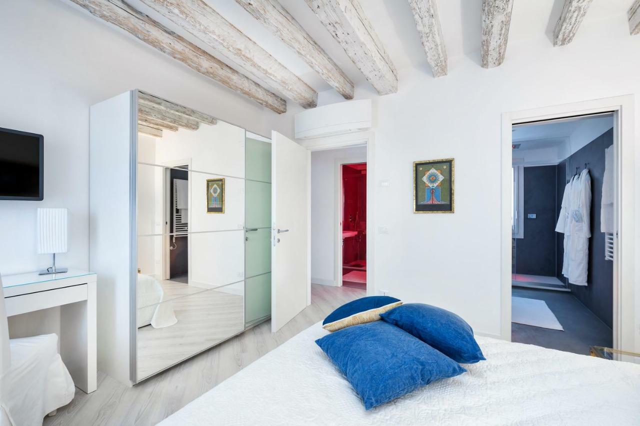 Apartment Heaven Biennale, The Elegant