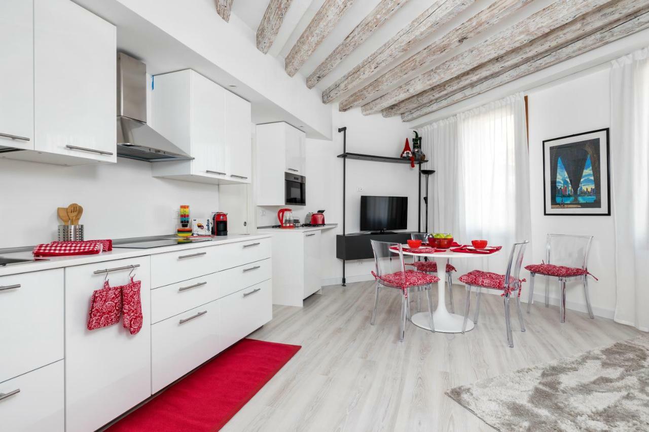 Apartment Heaven Biennale, The Elegant Venice