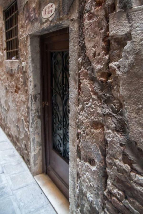 A Couple Of Steps From Rialto Venice