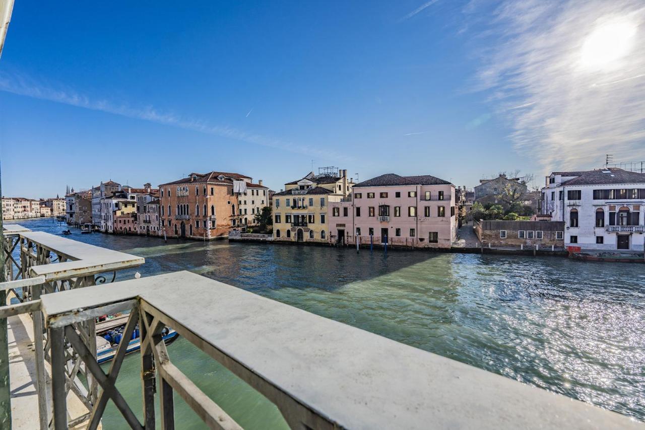 Ca' Degli Specchi Grand Canal Apartment