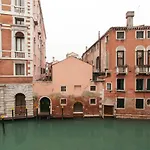 Explore Venice From A Sophisticated Hideaway In San Polo