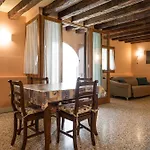Lovely Flat With Canal View Near Rialto Bridge