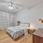 Leonardo Apartment