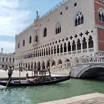 Classy Spacious Apartment Close To St.Mark Square