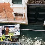 Sansoni Palace - Canal View