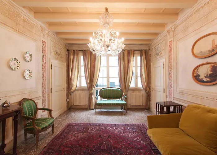 Explore Venice From A Sophisticated Hideaway In San Polo