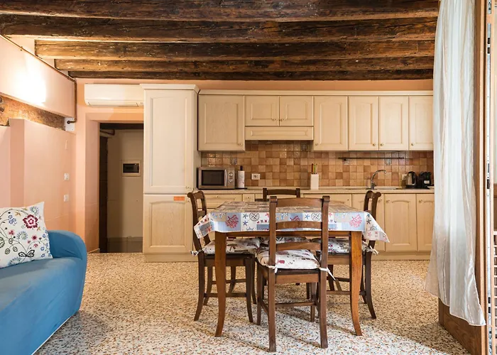 Lovely Flat With Canal View Near Rialto Bridge