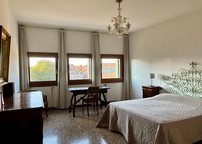 Large And Bright Apartment With Canal View