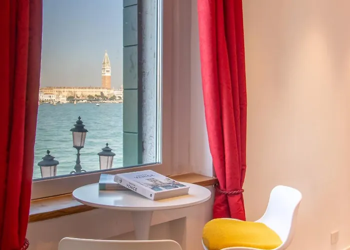 3 Windows On St Mark - Waterfront Apartment