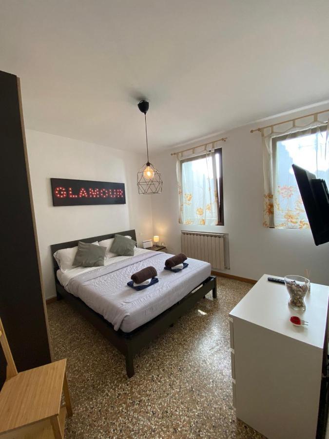 The Glamour Of San Marco Apartment *