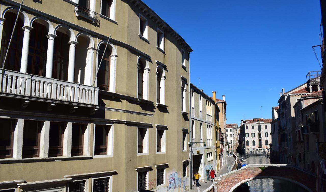 Mezzanino On Canal Apartment *