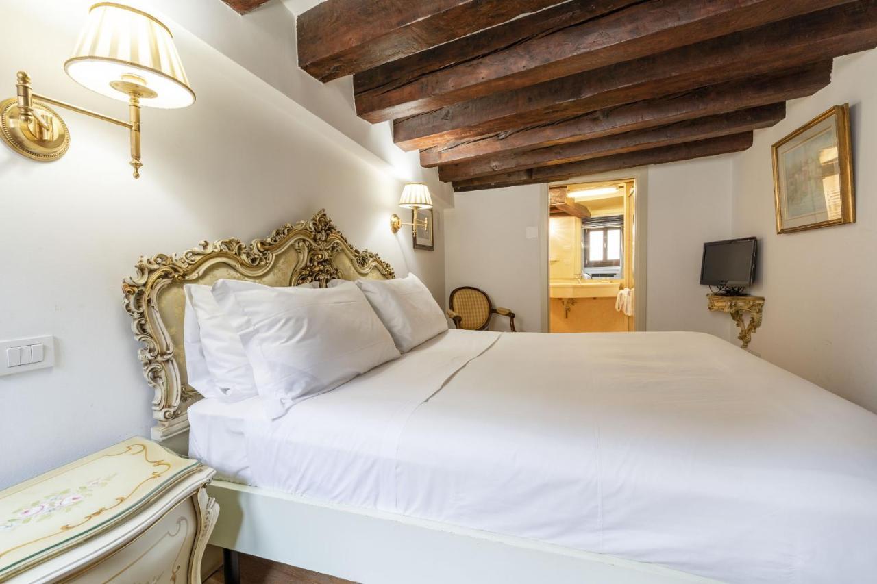 Gondola Luxury - Campo Santi Filippo E Giacomo By Wonderful Italy *