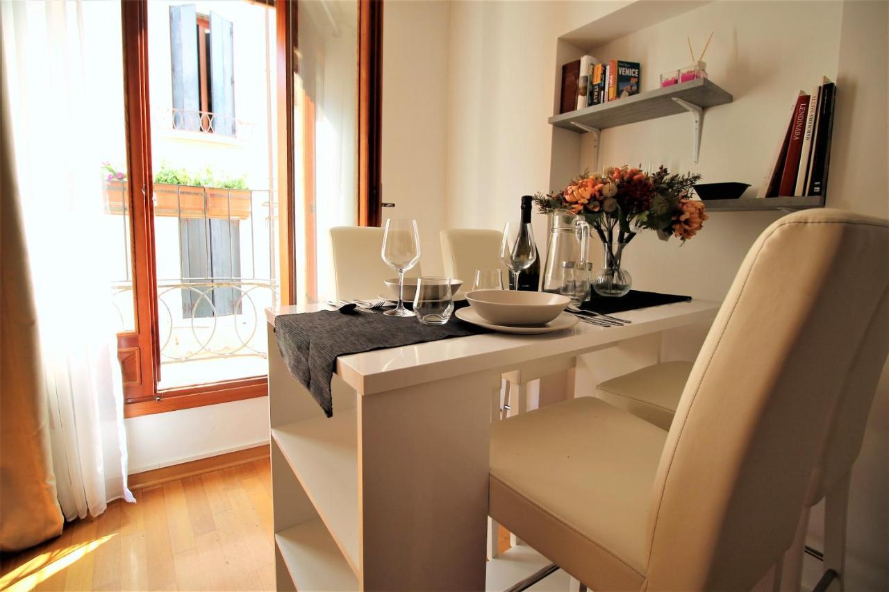 Apartment Charming Canal View San Marco