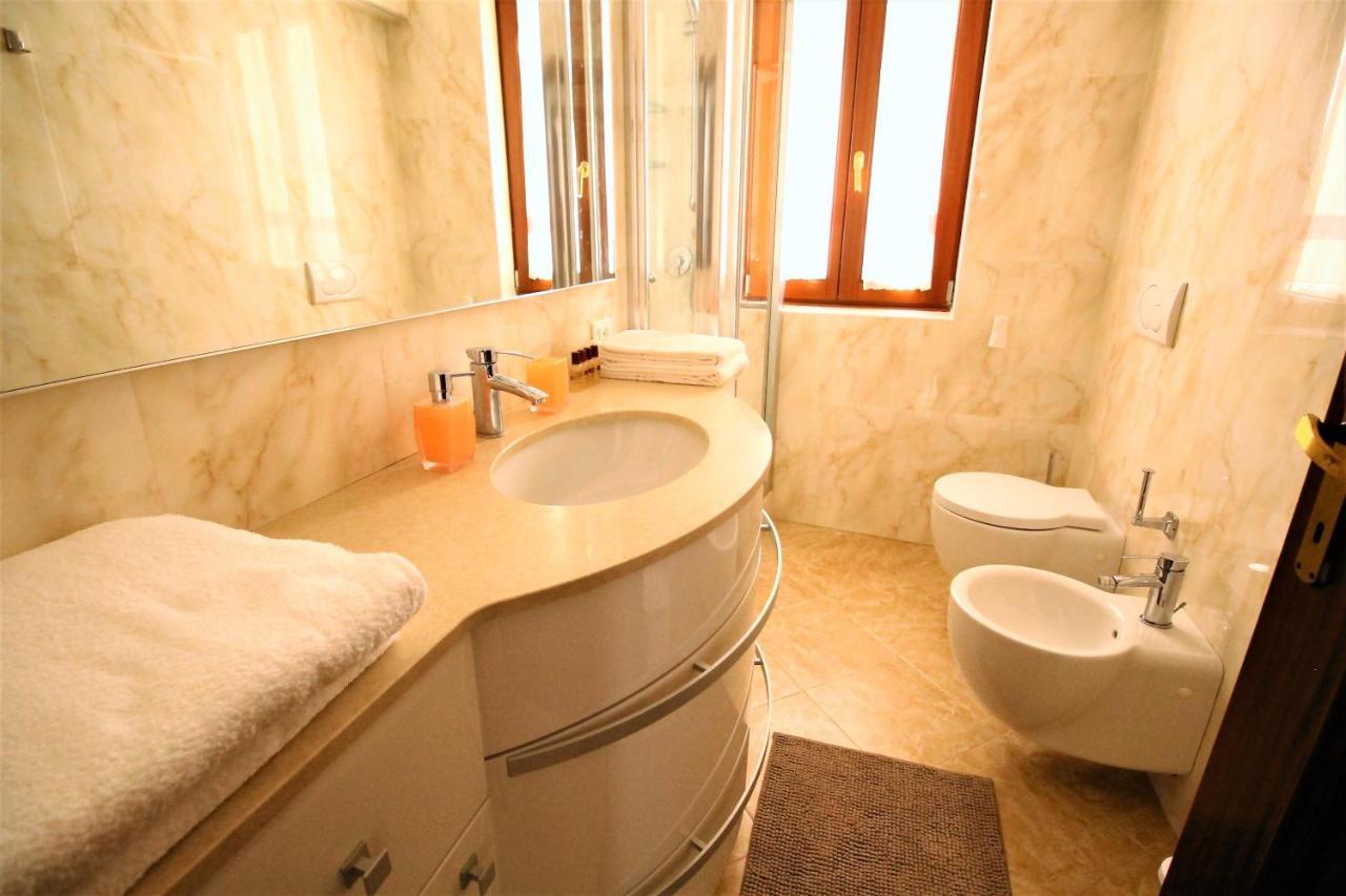 Charming Canal View San Marco Apartment