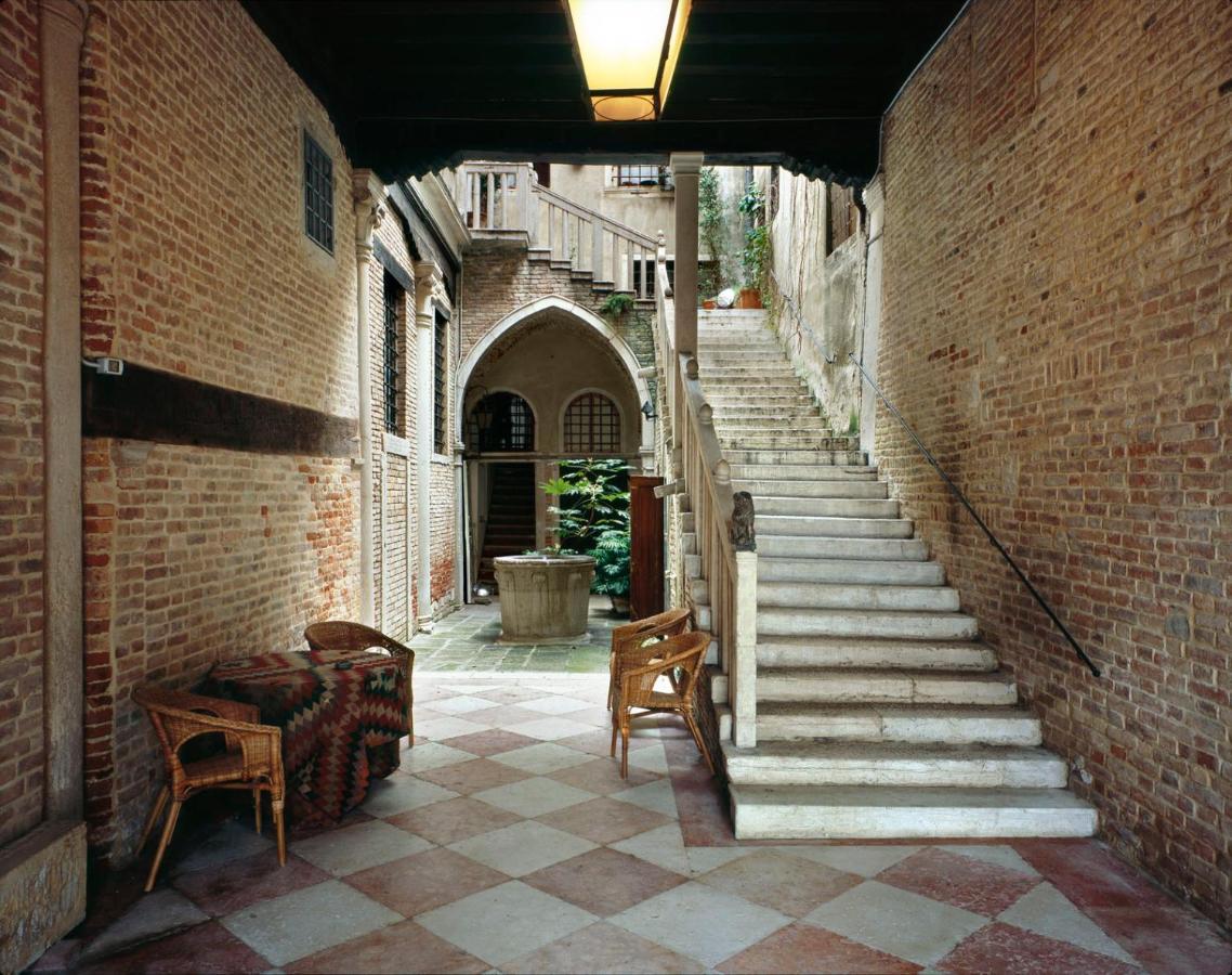 Alloggio in famiglia Private room in a gothic Palazzo Donà in the center of Venice *