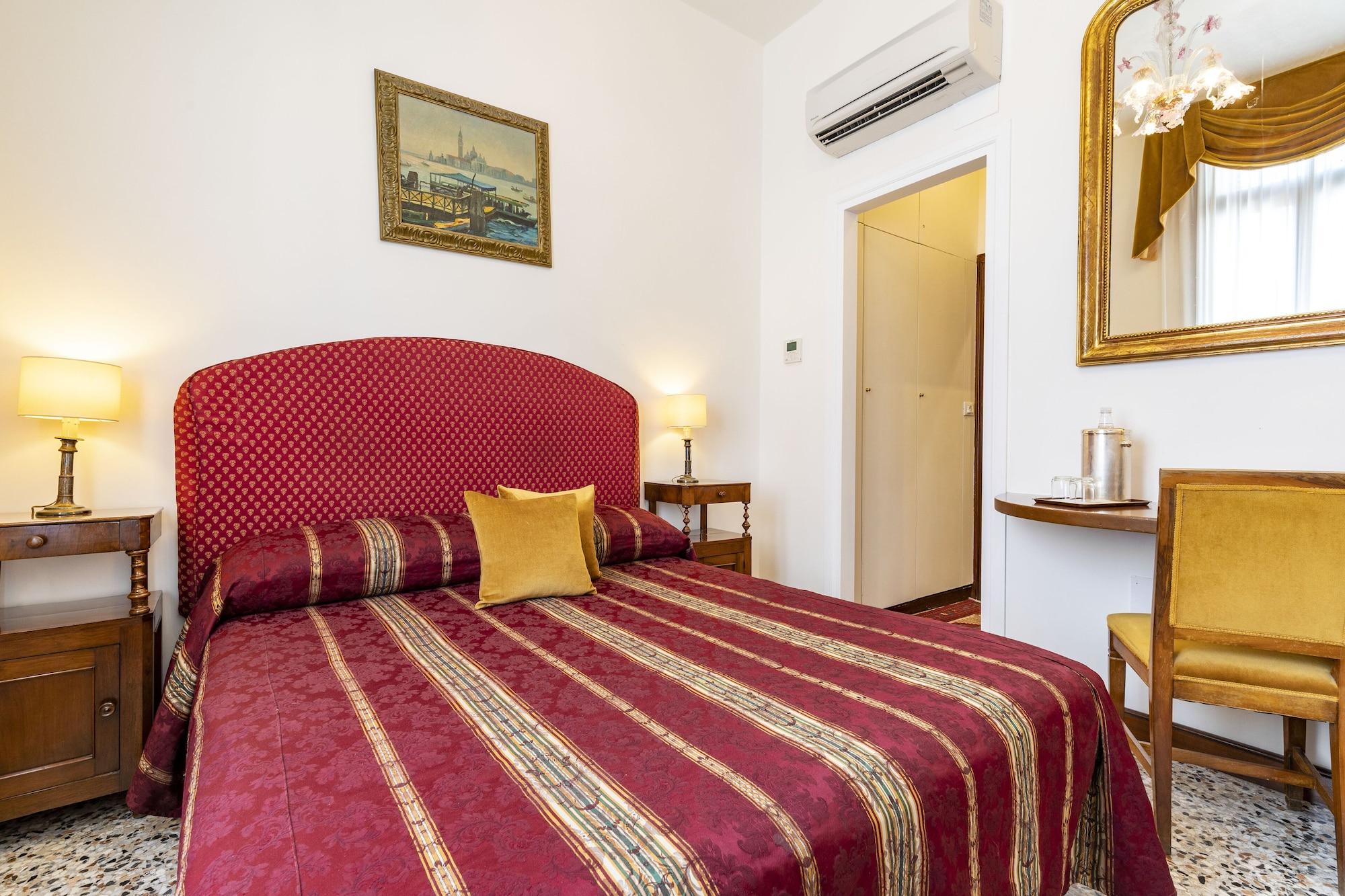 Guest house Palazzo Schiavoni Residenza D'epoca & Suite-apartments 3*