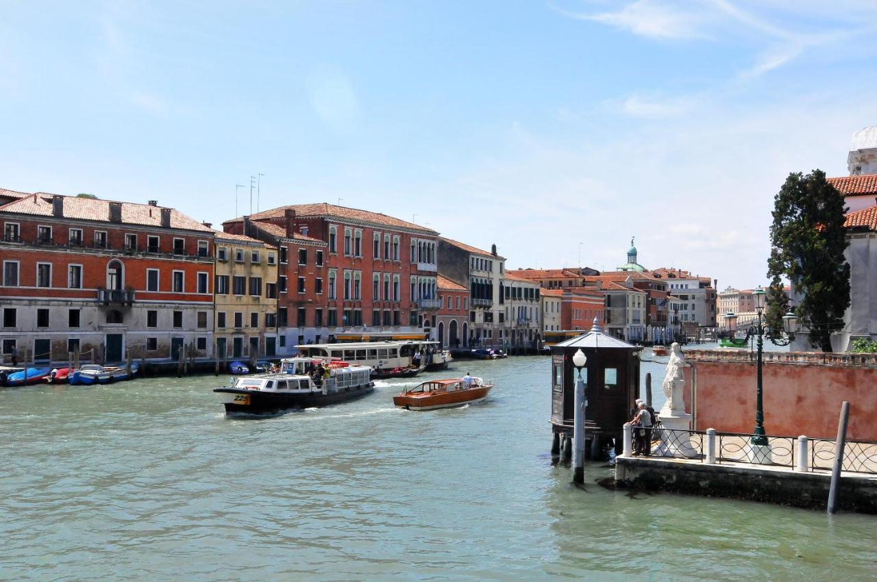 Smeraldo Grand Canal 1566c Venice