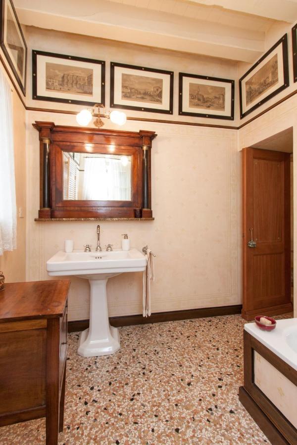 Explore From A Sophisticated Hideaway In San Polo Venice