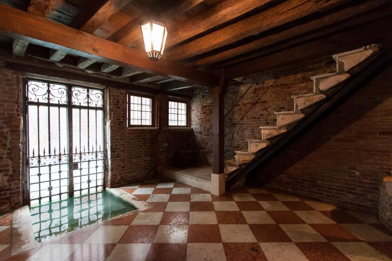 Explore From A Sophisticated Hideaway In San Polo Venice