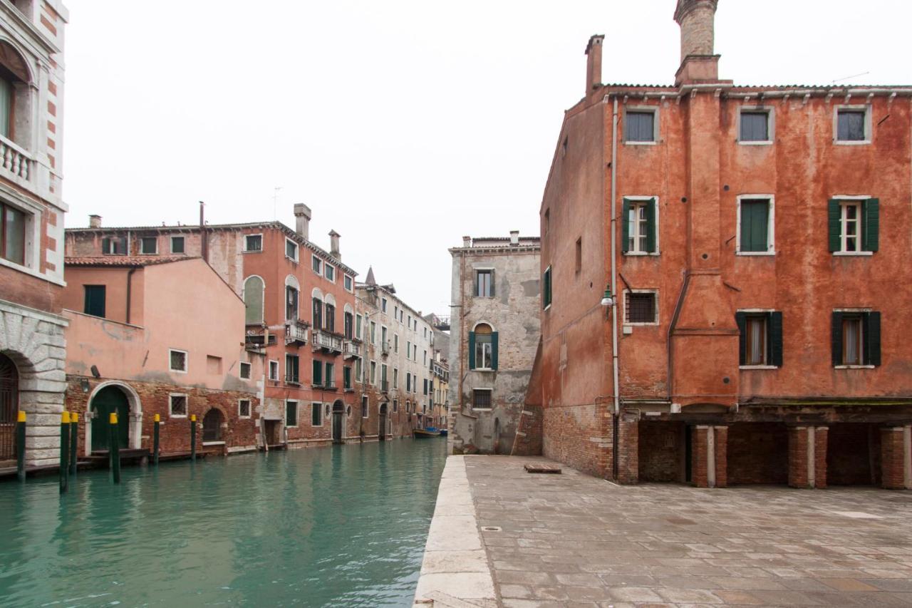 Explore From A Sophisticated Hideaway In San Polo Venice